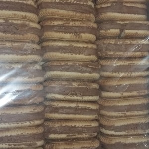 biscuiti cu crema cacao